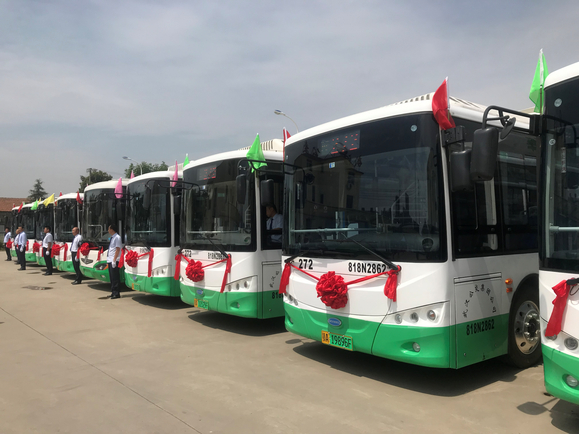 武漢市最大規模氫能源公交車正式上線示范運營